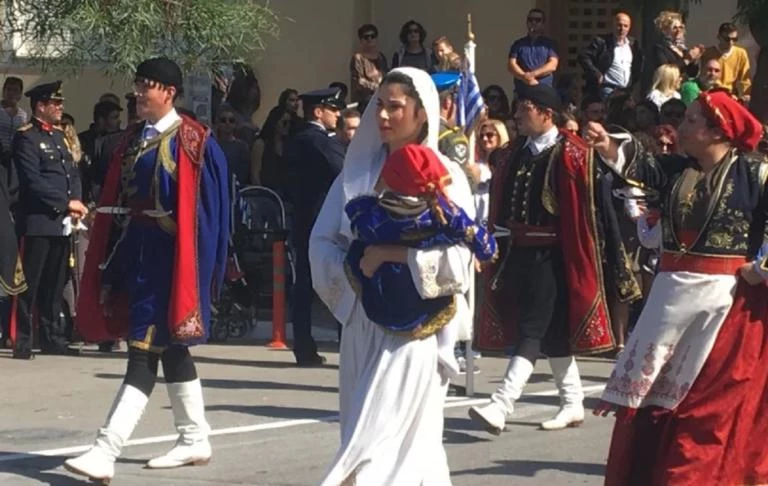 Με παραδοσιακή φορεσιά και ένα μωρό στην αγκαλιά τράβηξε τα βλέμματα στην παρέλαση (εικόνες)